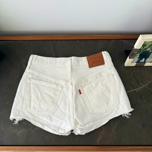 New! Levi's Premium 501 high rise white jean shorts size 26 - Picture 2 of 4